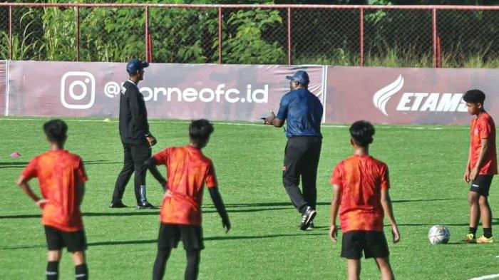 Jacksen F Thiago saat membersamai sesi latihan Akademi Borneo FC di Borneo Training Center, Samarinda, Kalimantan Timur. Dirinya akan melatih dan melihat bagaimana perkembangan para pemain mudanya. Dan apa saja yang harus dibenahi nantinya, Jumat (12/1/2024).